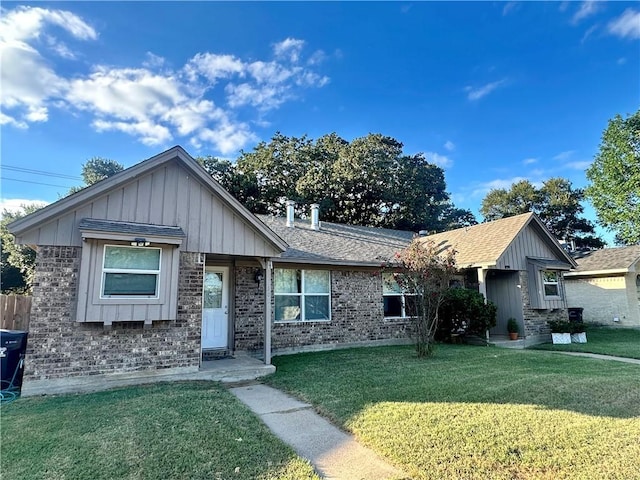 view of front of house with a front lawn