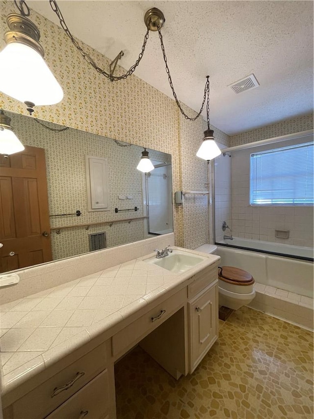 full bath featuring visible vents, toilet, enclosed tub / shower combo, a textured ceiling, and wallpapered walls