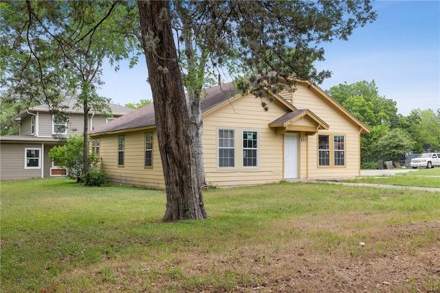 104 N Randolph Ave, Bryan, TX 77803 - bungalow-style house with a front lawn