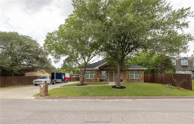 view of front of property featuring a front yard