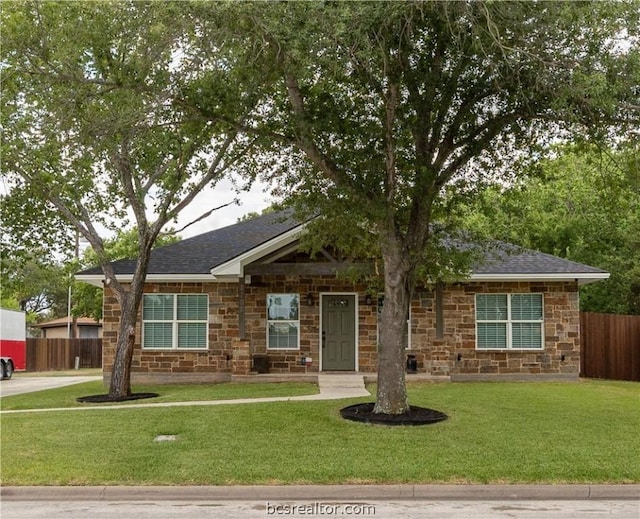 view of front of property featuring a front lawn