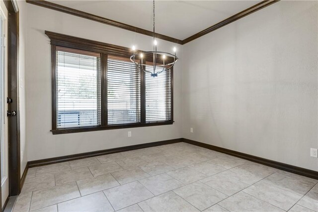unfurnished room featuring ornamental molding, healthy amount of natural light, a chandelier, and baseboards
