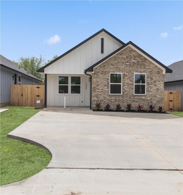 view of front of home featuring a front lawn