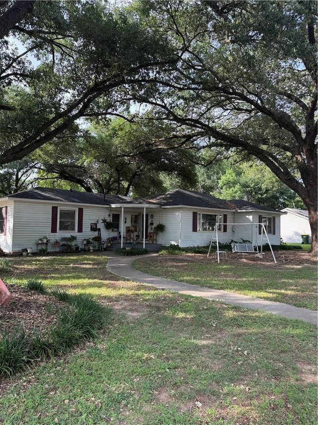 610 Calvert St, Hearne, TX 77859 - view of front of home with a front lawn