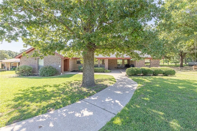 view of front of property featuring a front lawn