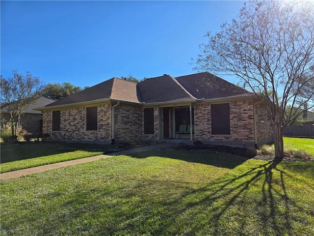 ranch-style home featuring a front lawn