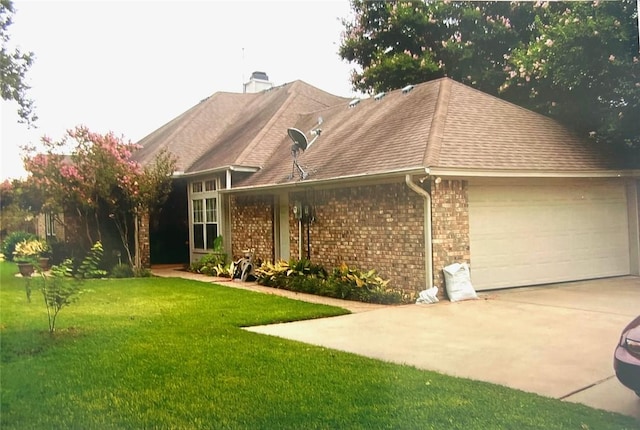 view of front facade featuring a garage and a front lawn