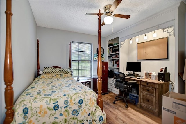 bedroom featuring a textured ceiling, light hardwood / wood-style floors, and ceiling fan