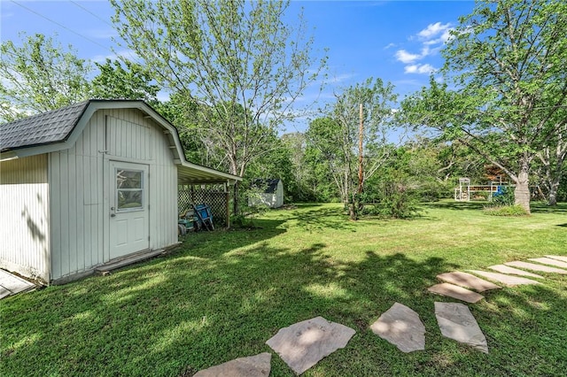 view of yard featuring a storage unit