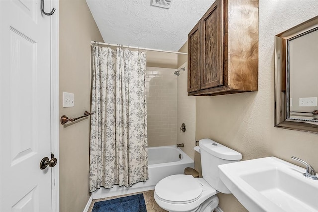 full bathroom with a textured ceiling, toilet, sink, and shower / tub combo