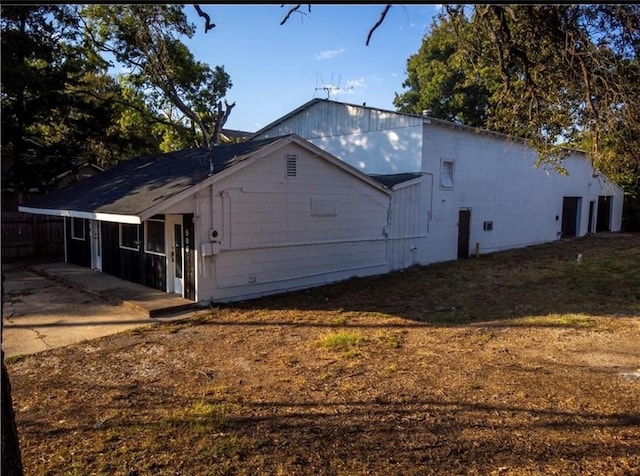 view of side of property featuring a lawn