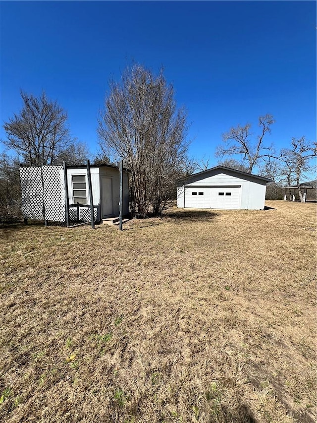 view of yard with an outbuilding