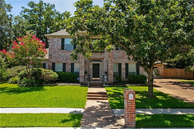 view of front of house featuring a front lawn