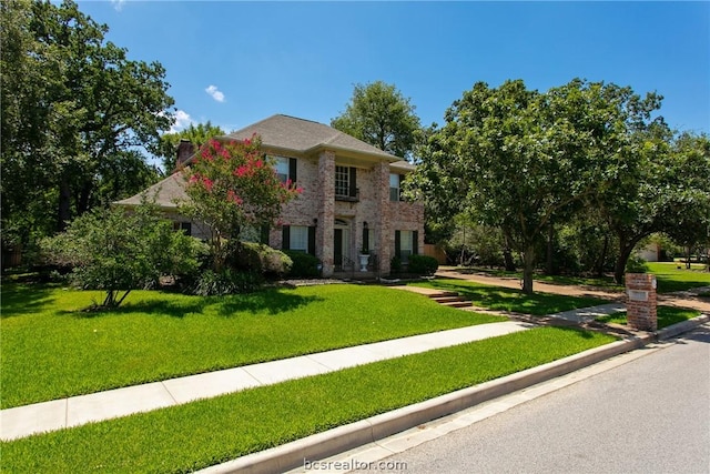 view of front of home featuring a front yard