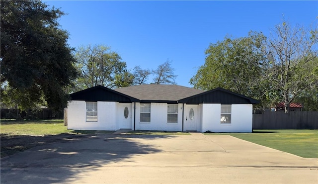 ranch-style house featuring a front yard