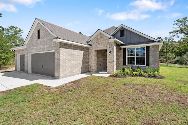 view of front facade featuring a garage and a front yard