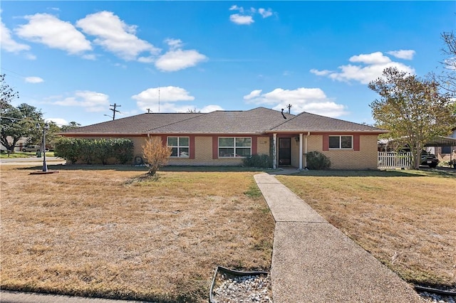 ranch-style home featuring a front lawn