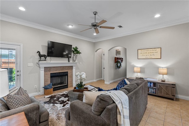 living room featuring baseboards, recessed lighting, arched walkways, and ceiling fan