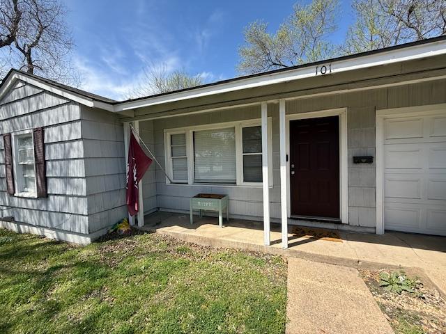 property entrance with covered porch