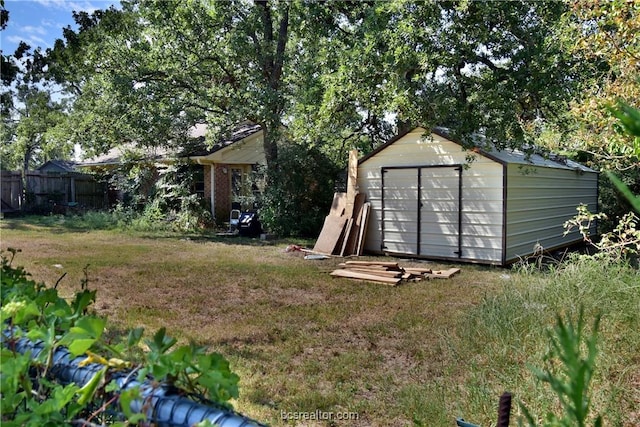 view of yard with a shed