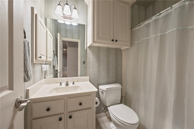 full bathroom with vanity, a shower with shower curtain, a chandelier, and toilet