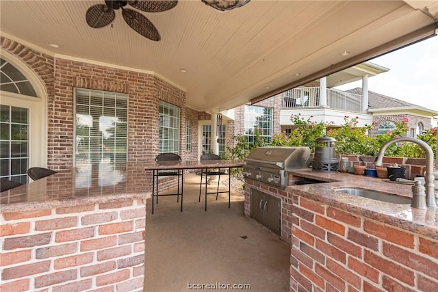 view of patio featuring area for grilling, a grill, sink, and ceiling fan