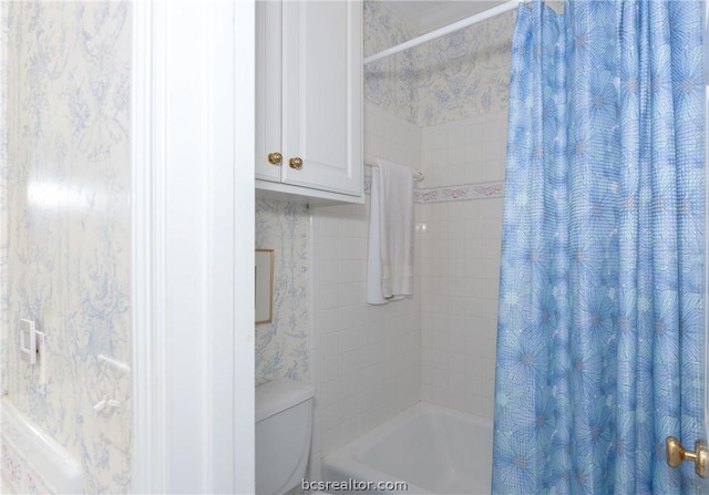 bathroom featuring toilet and shower / tub combo with curtain