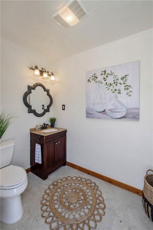 3281 Toltec Trl, College Station, TX 77845 - bathroom featuring baseboards, vanity, toilet, and visible vents