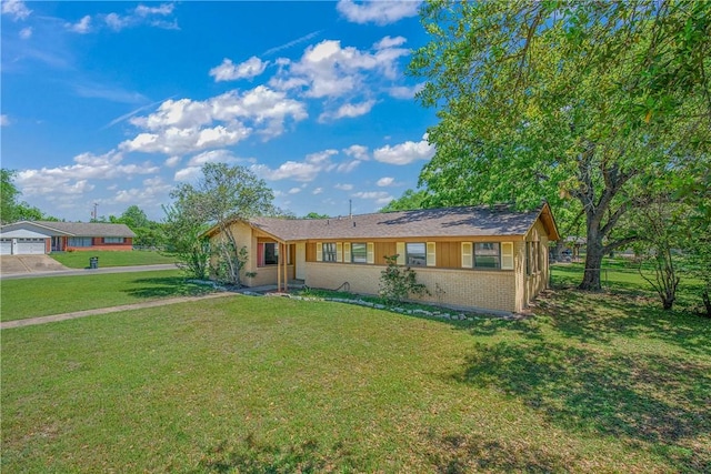 ranch-style house featuring a front lawn and brick siding