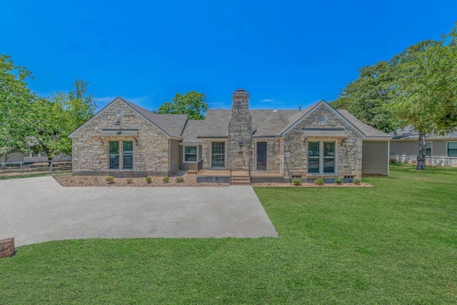 view of front of house featuring a patio area and a front yard