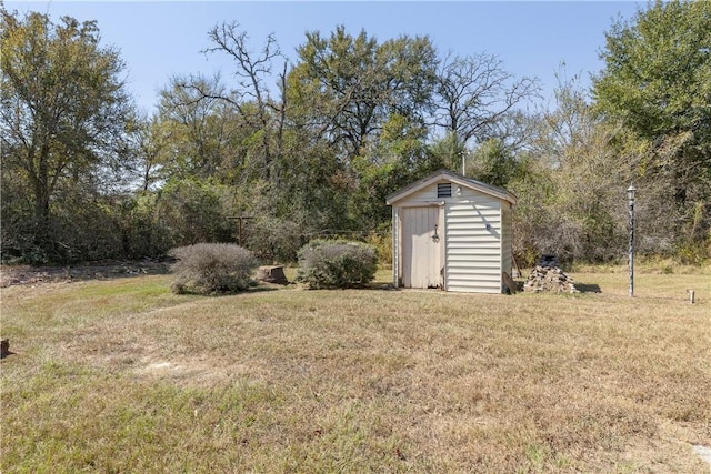 view of yard with a storage shed