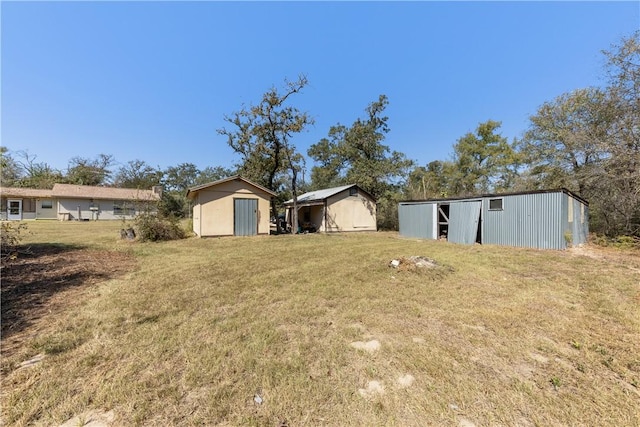 view of yard with an outbuilding