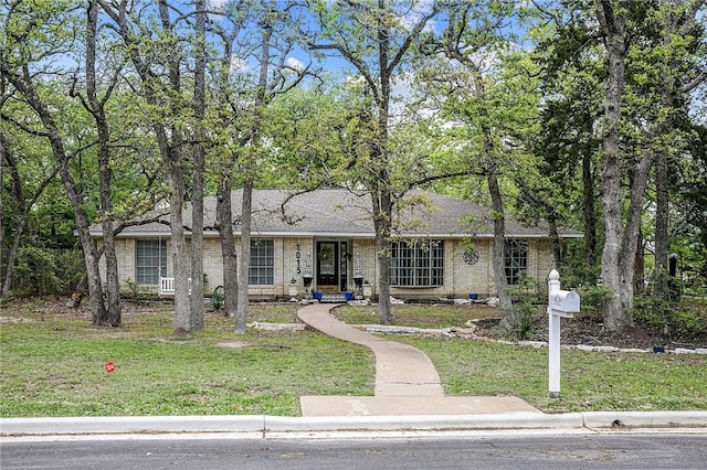 view of front facade with a front yard