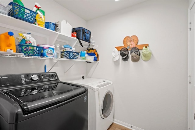 7902 Putter Place Ct, Navasota, TX 77868 - laundry room featuring washer and dryer and baseboards
