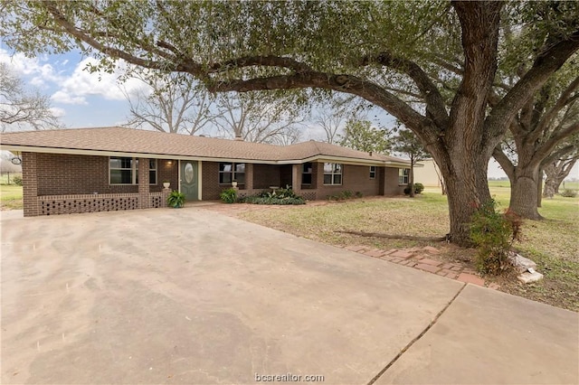 ranch-style home with a front lawn