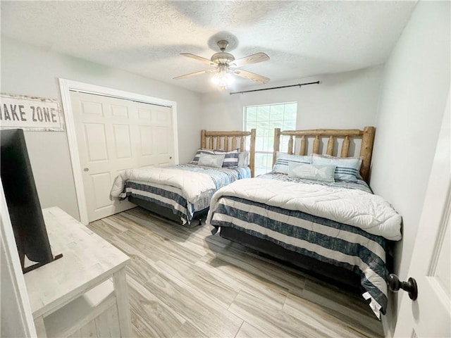 9462 Riley Green Rd, Franklin, TX 77856 - bedroom featuring a textured ceiling, a closet, and a ceiling fan