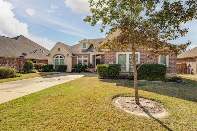 view of front of house featuring a front lawn