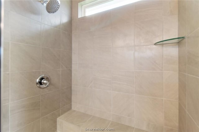 bathroom featuring a tile shower