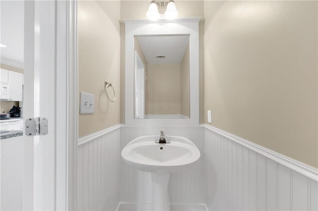 bathroom featuring visible vents and wainscoting