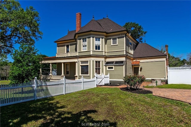 back of house featuring a yard