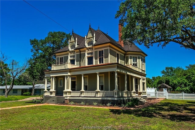 view of front of property featuring covered porch and a front yard