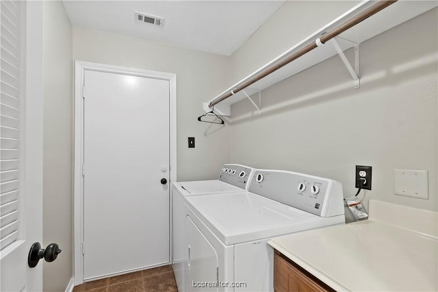 washroom featuring washing machine and clothes dryer