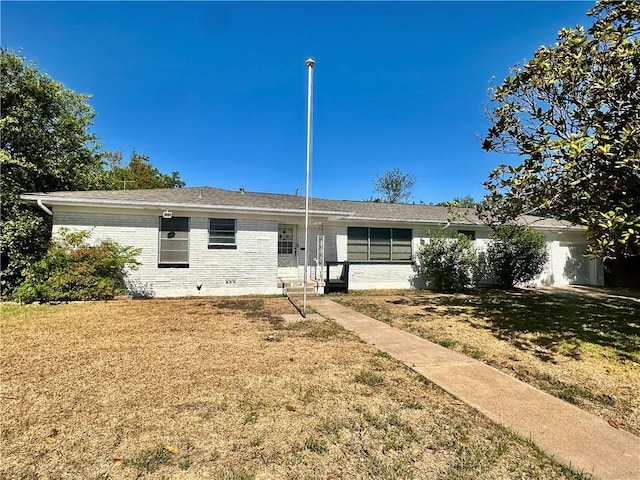 view of front of home featuring a front yard