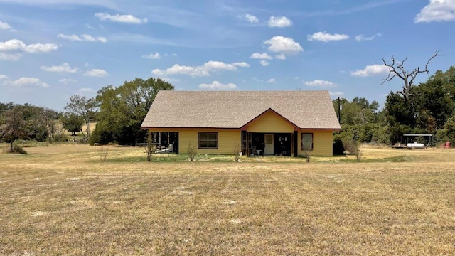 view of front of property with a front yard