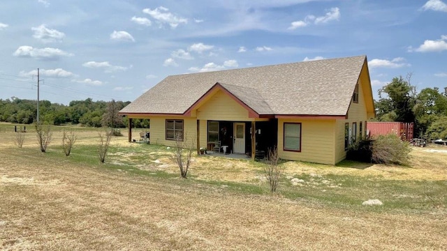 view of front of home featuring a front lawn