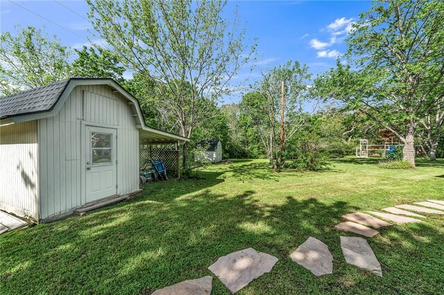 view of yard featuring a storage shed