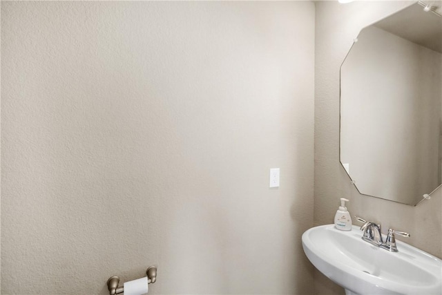 bathroom featuring sink