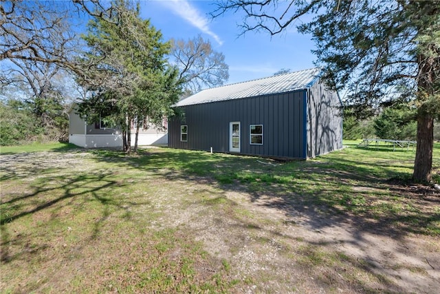 view of pole building featuring a yard