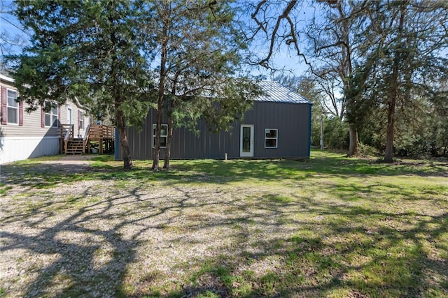 view of yard with an outdoor structure and an outbuilding