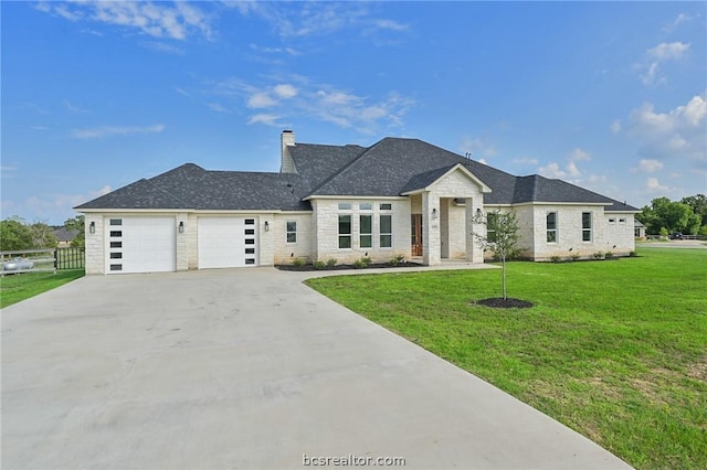 view of front of house featuring a front yard and a garage